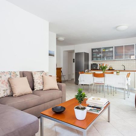 Spacious 3-Bedroom Apartment With Courtyard In Tempio Pausania - Perfect For Families מראה חיצוני תמונה