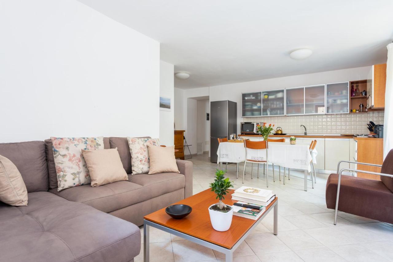 Spacious 3-Bedroom Apartment With Courtyard In Tempio Pausania - Perfect For Families מראה חיצוני תמונה