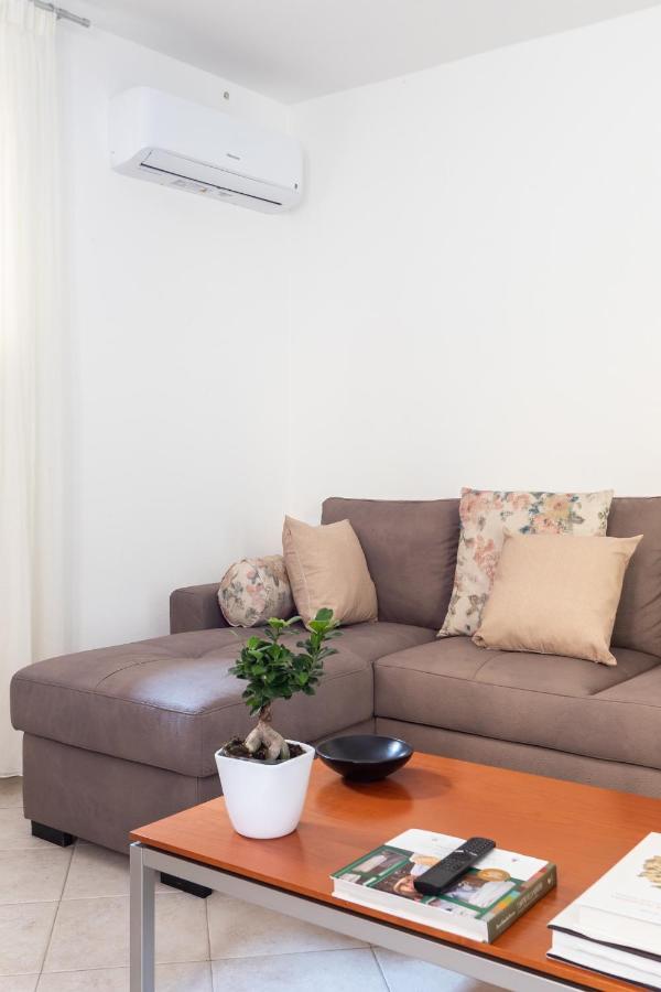 Spacious 3-Bedroom Apartment With Courtyard In Tempio Pausania - Perfect For Families מראה חיצוני תמונה