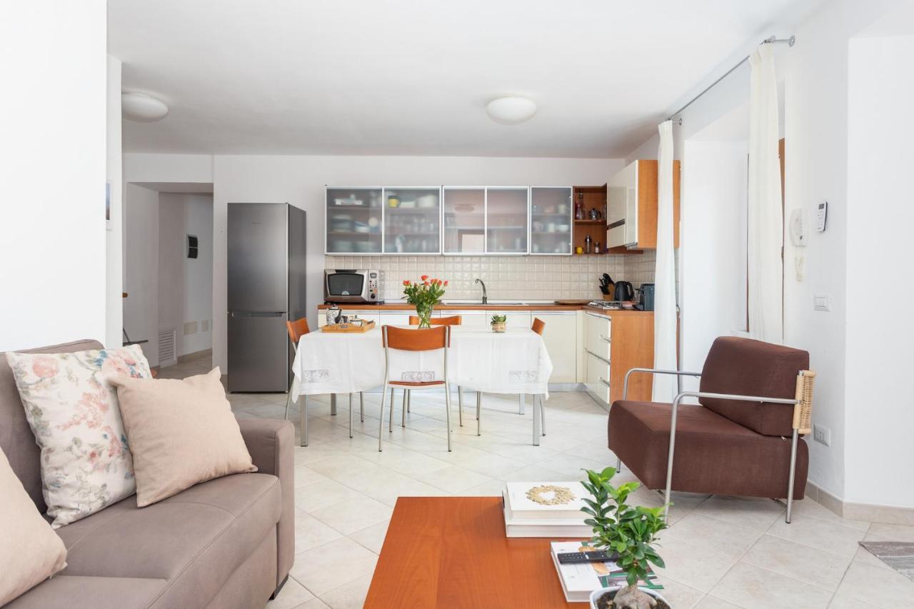 Spacious 3-Bedroom Apartment With Courtyard In Tempio Pausania - Perfect For Families מראה חיצוני תמונה
