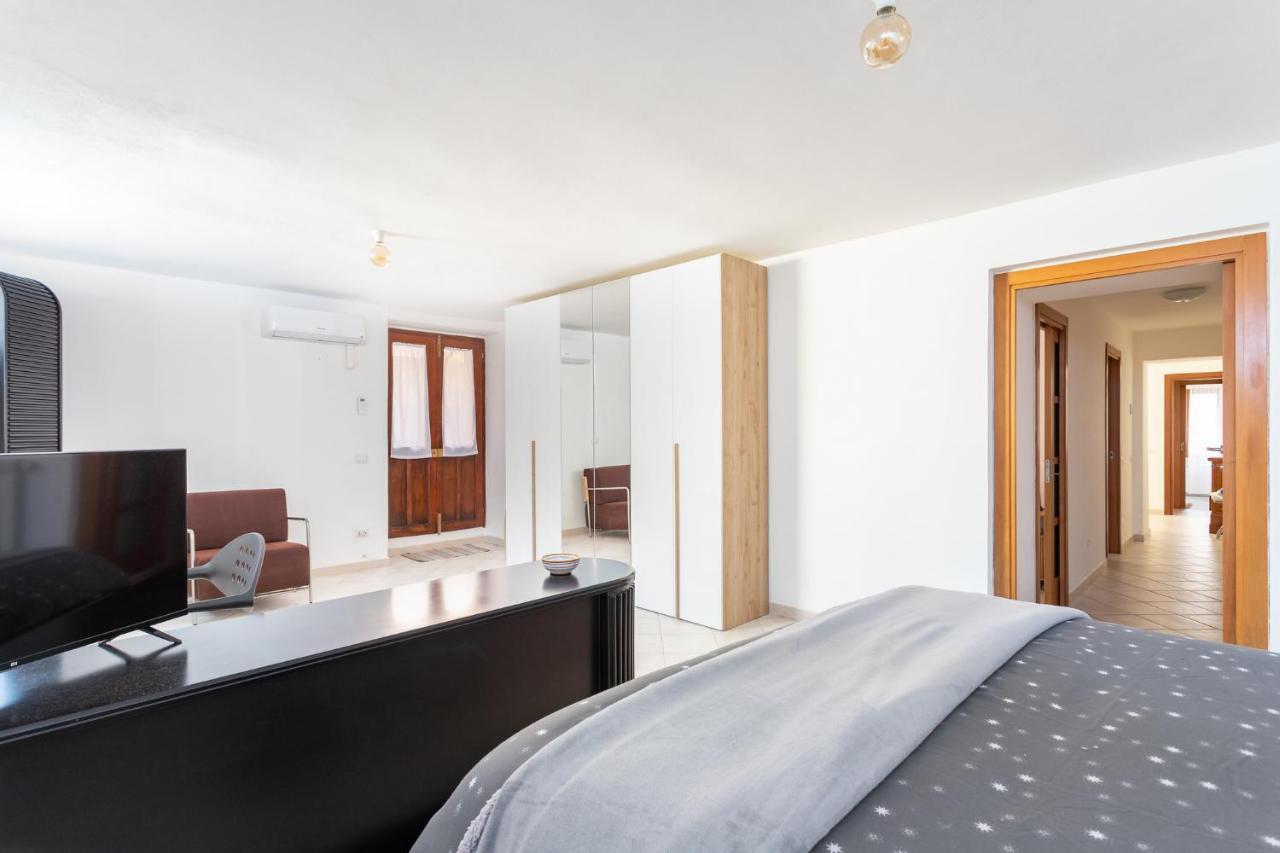 Spacious 3-Bedroom Apartment With Courtyard In Tempio Pausania - Perfect For Families מראה חיצוני תמונה