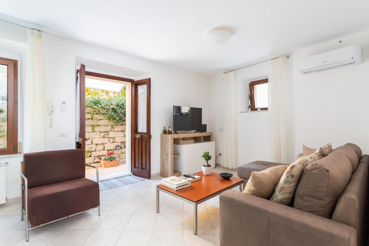 Spacious 3-Bedroom Apartment With Courtyard In Tempio Pausania - Perfect For Families מראה חיצוני תמונה