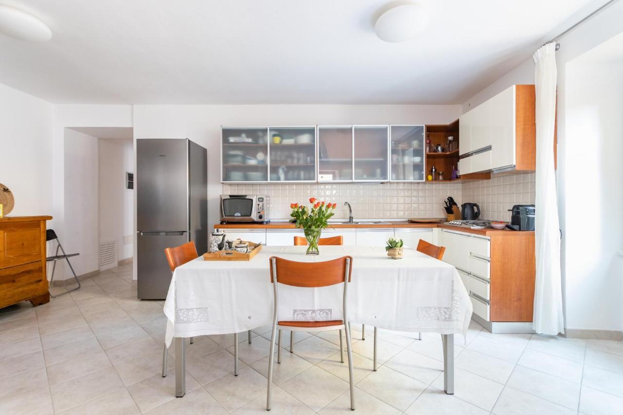 Spacious 3-Bedroom Apartment With Courtyard In Tempio Pausania - Perfect For Families מראה חיצוני תמונה