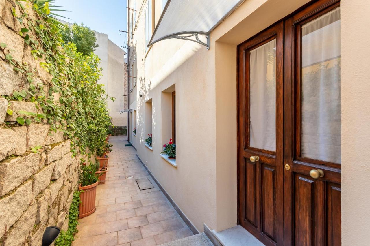 Spacious 3-Bedroom Apartment With Courtyard In Tempio Pausania - Perfect For Families מראה חיצוני תמונה