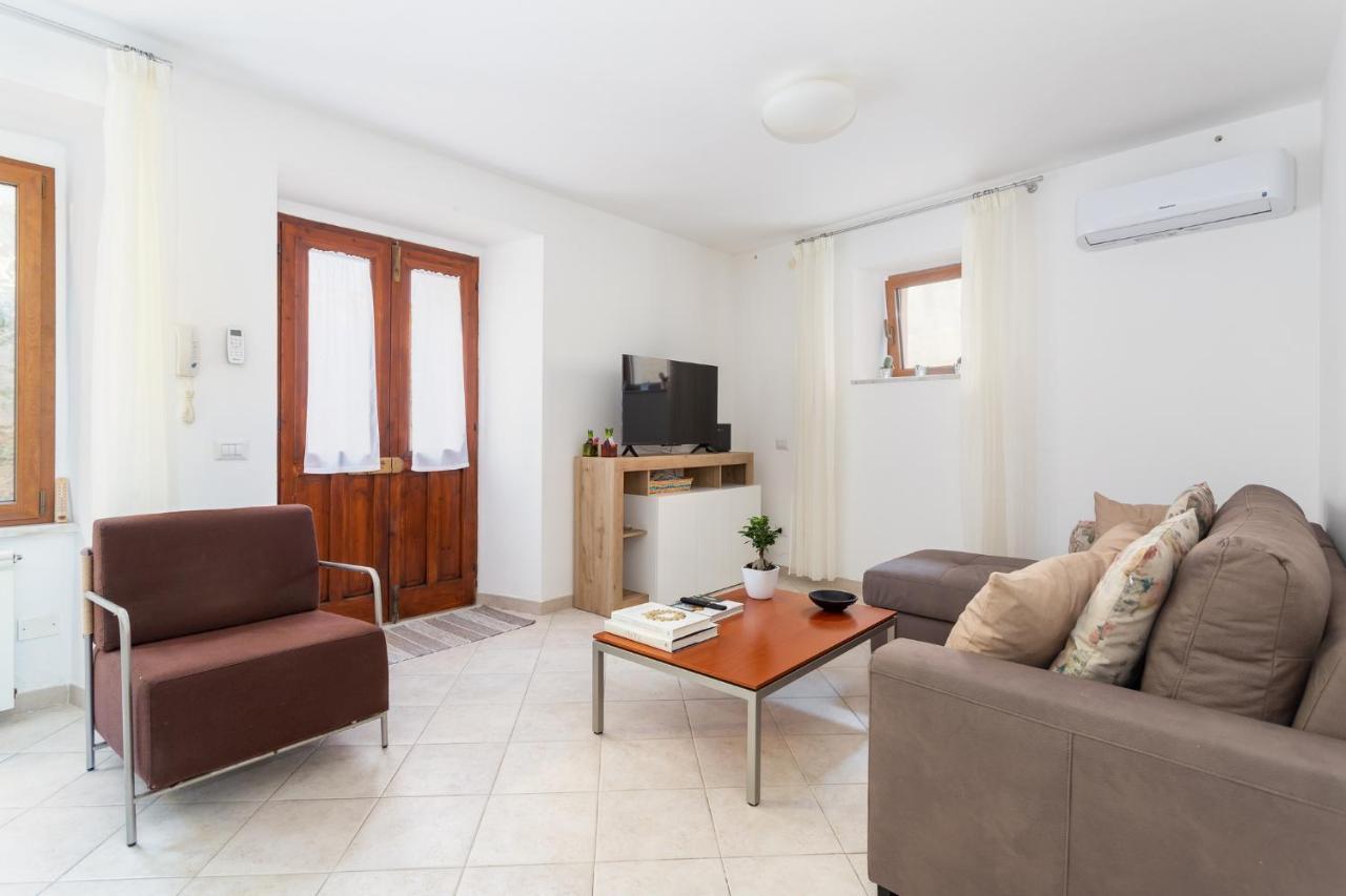 Spacious 3-Bedroom Apartment With Courtyard In Tempio Pausania - Perfect For Families מראה חיצוני תמונה